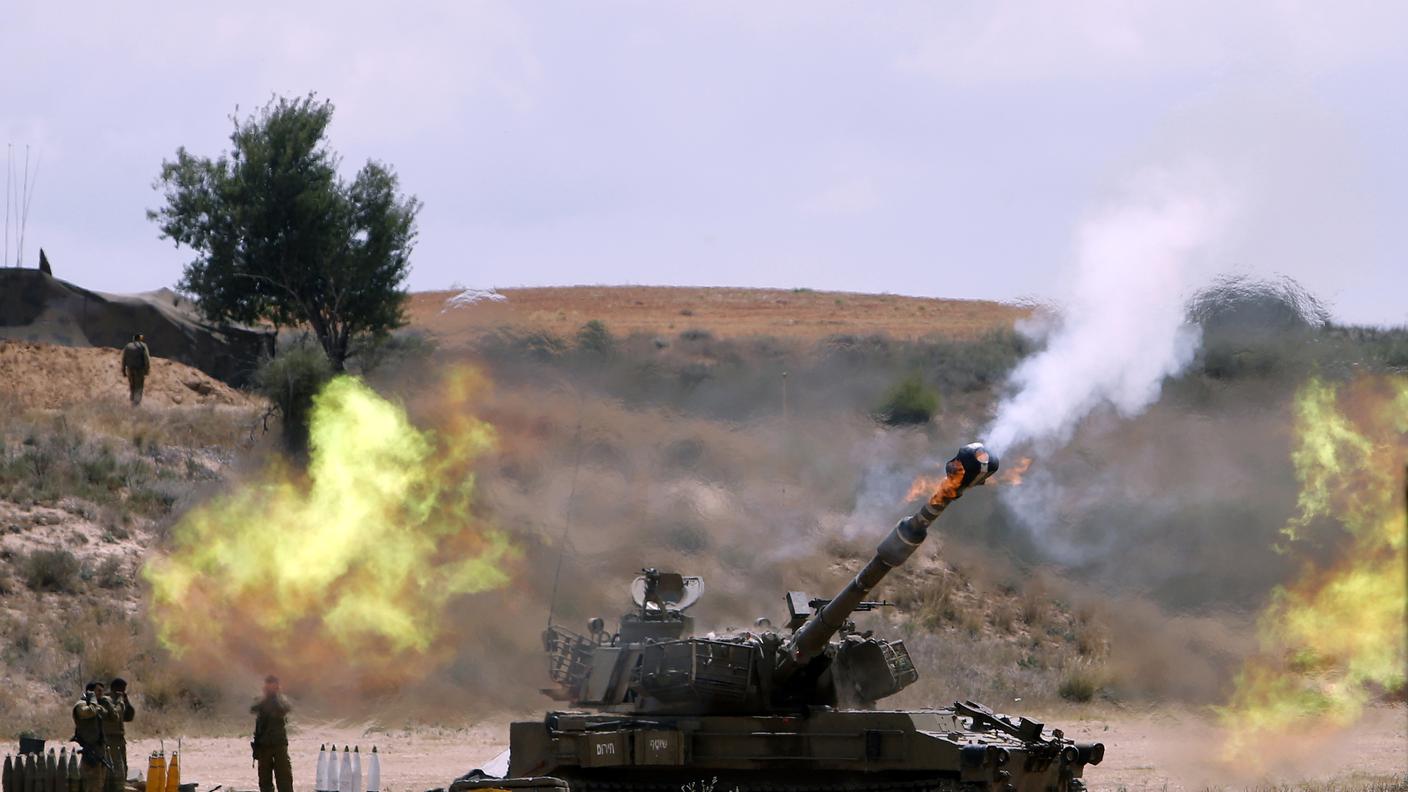 L'esercito israeliano ai confini di Gaza