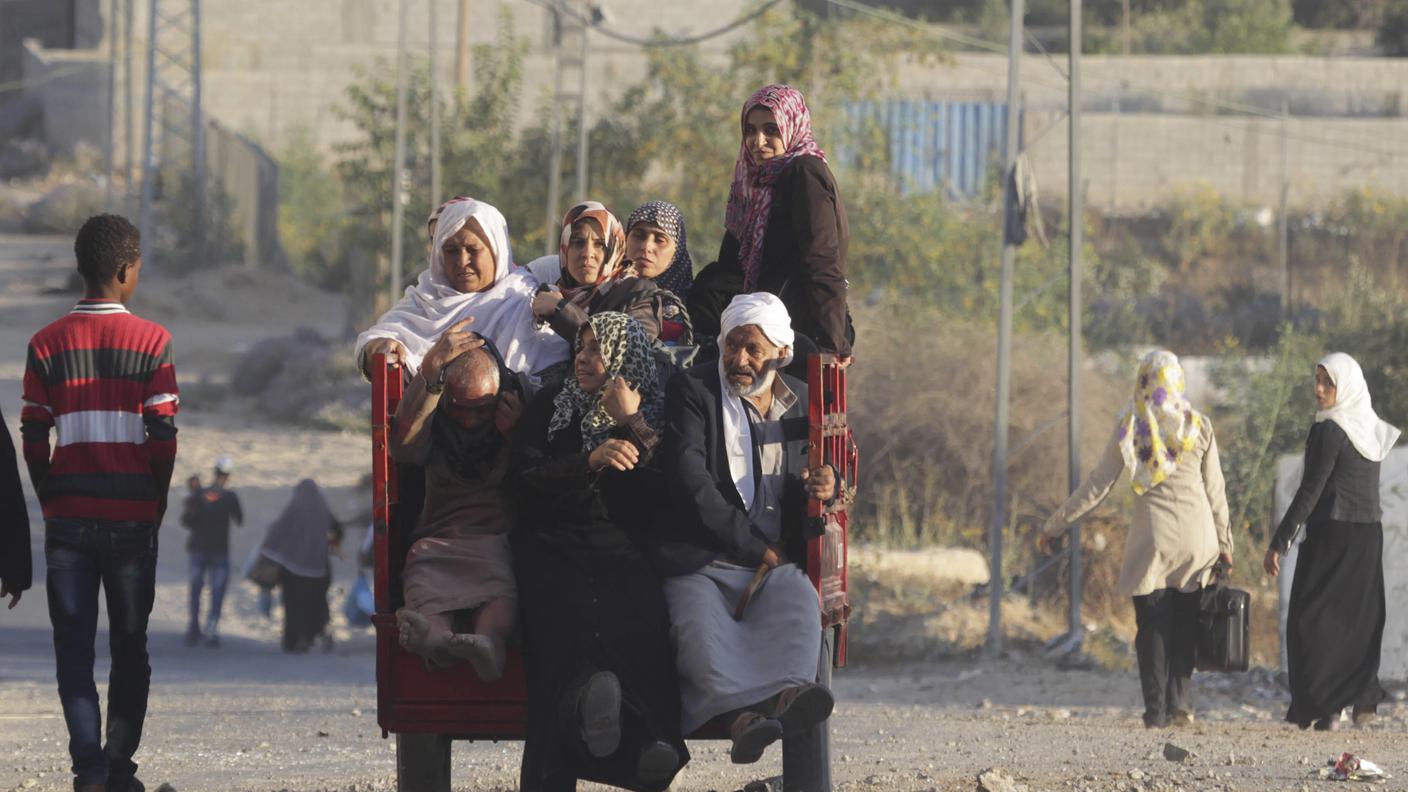 Donne palestinesi lasciano la proprio casa