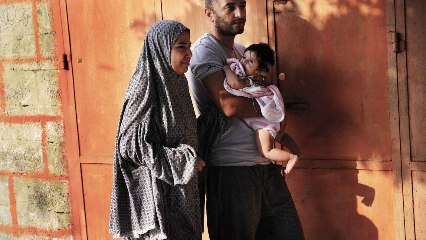 Una famiglia palestinese lascia la propria abitazione