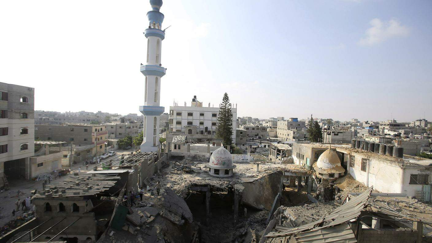I resti di una moschea colpita