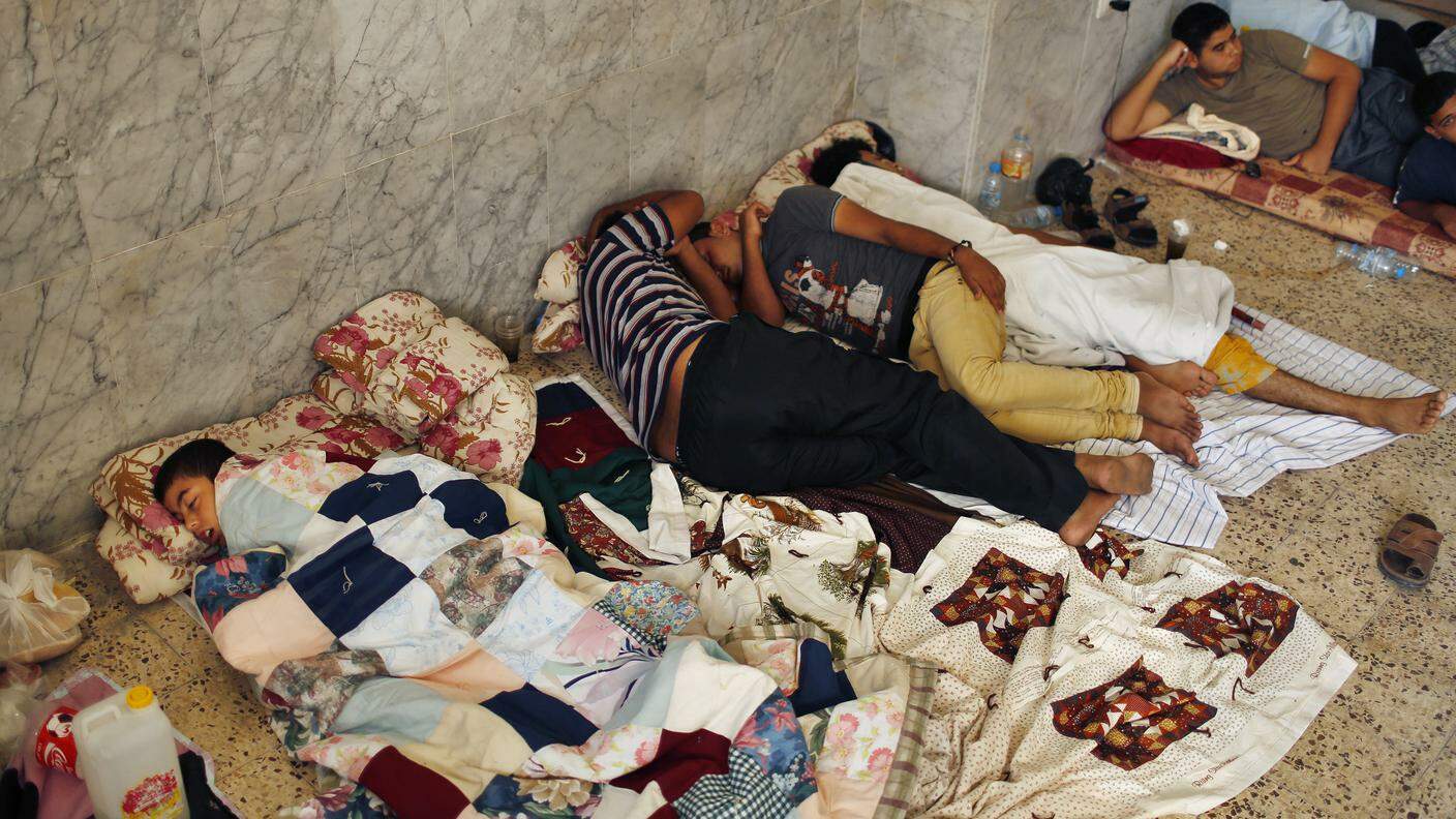 Bambini dormono in una chiesa dopo aver lasciato le loro abitazioni