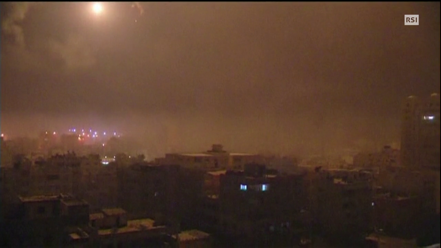 Un edificio bombardato nella notte di martedì a Gaza