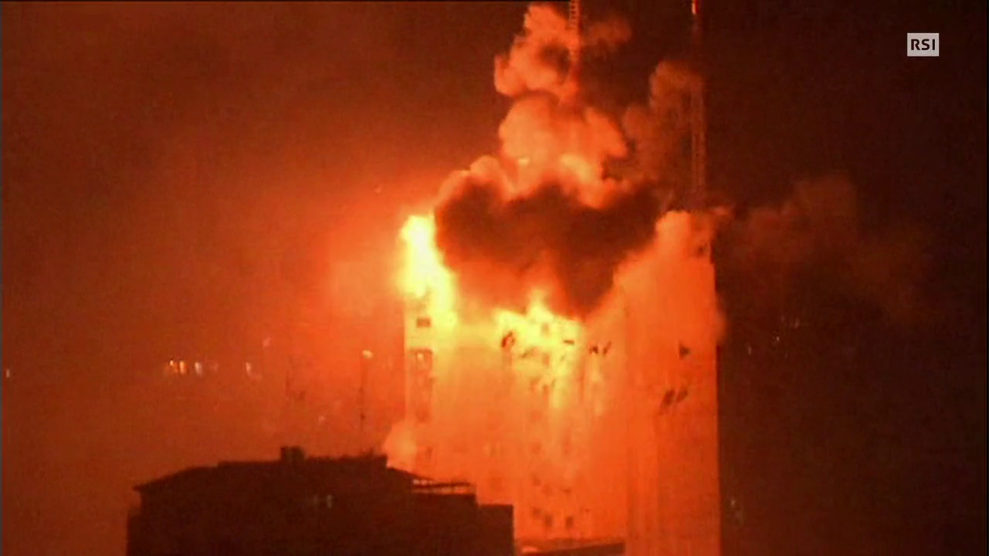 Lo stesso edificio bombardato da un'altra angolazione