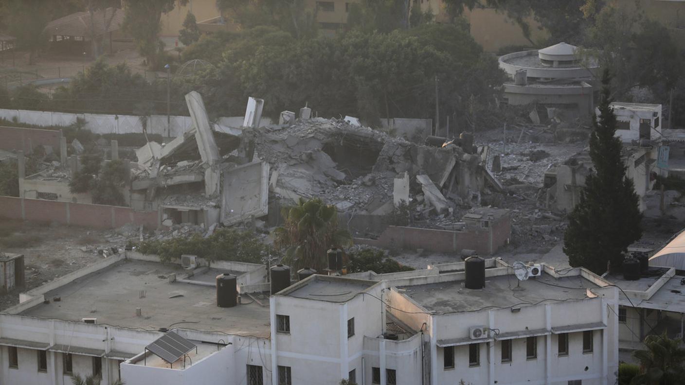 Gli uffici del premier di Hamas in rovine dopo un attacco 