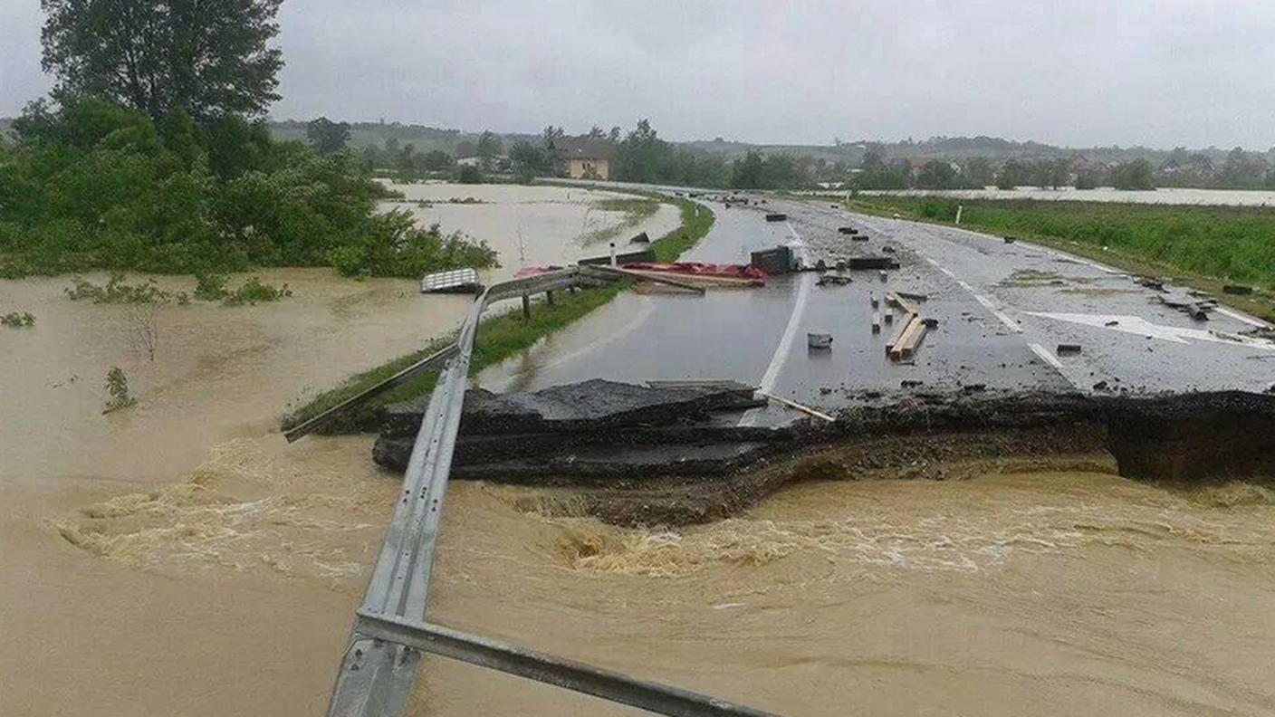 L'autostrada tra Sabac e Valjevo (Serbia) non ha retto