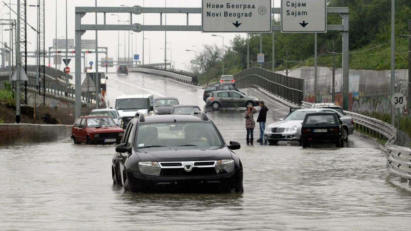 I quartieri bassi di Belgrado iniziano ad essere inondati