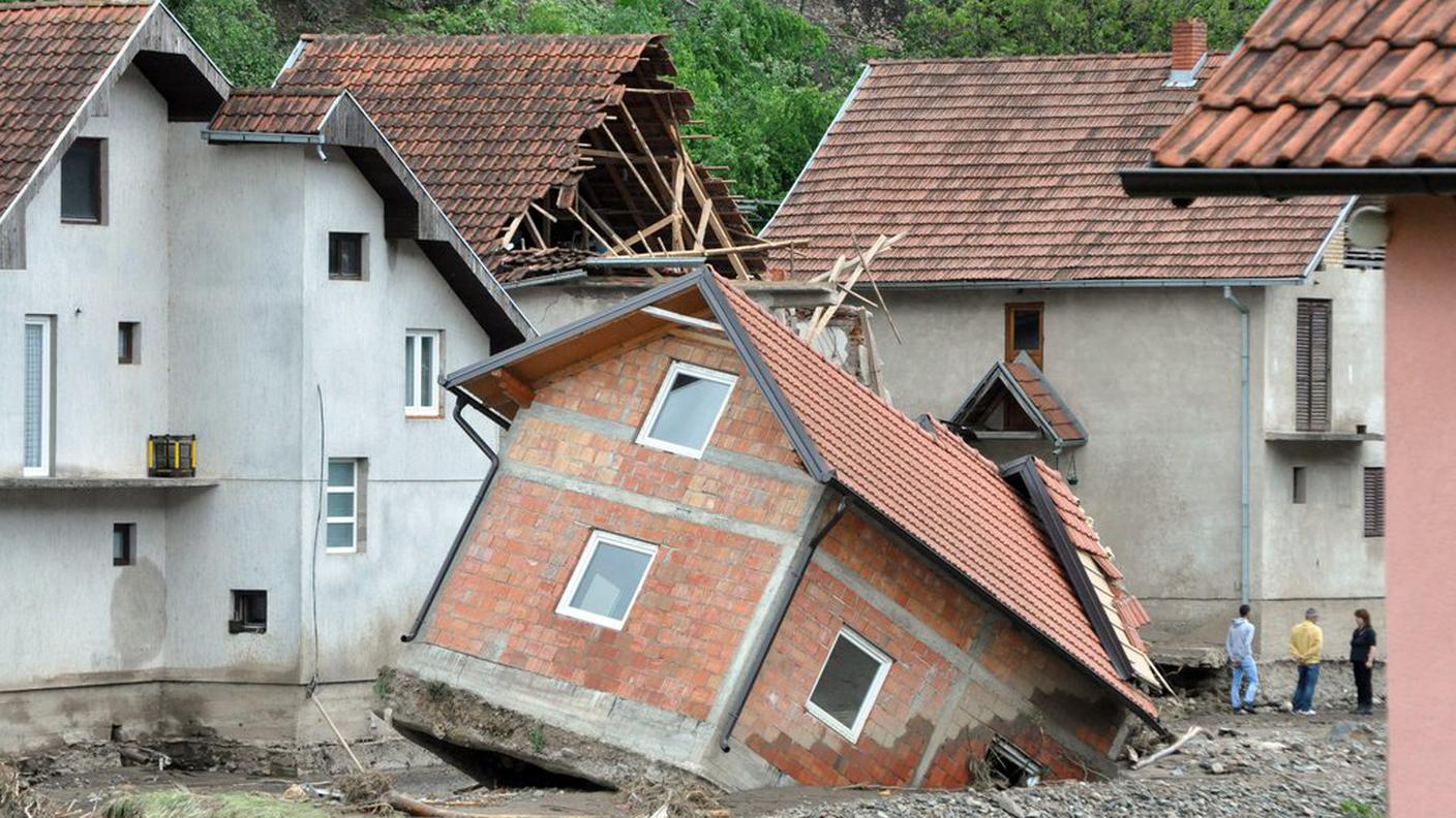 Una casa sradicata dalle fondamenta in Bosnia (keystone).jpg