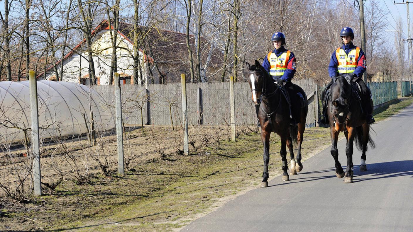 Agenti di pattuglia a Morahalom, cittadina di confine, 179 km a sud di Budapest