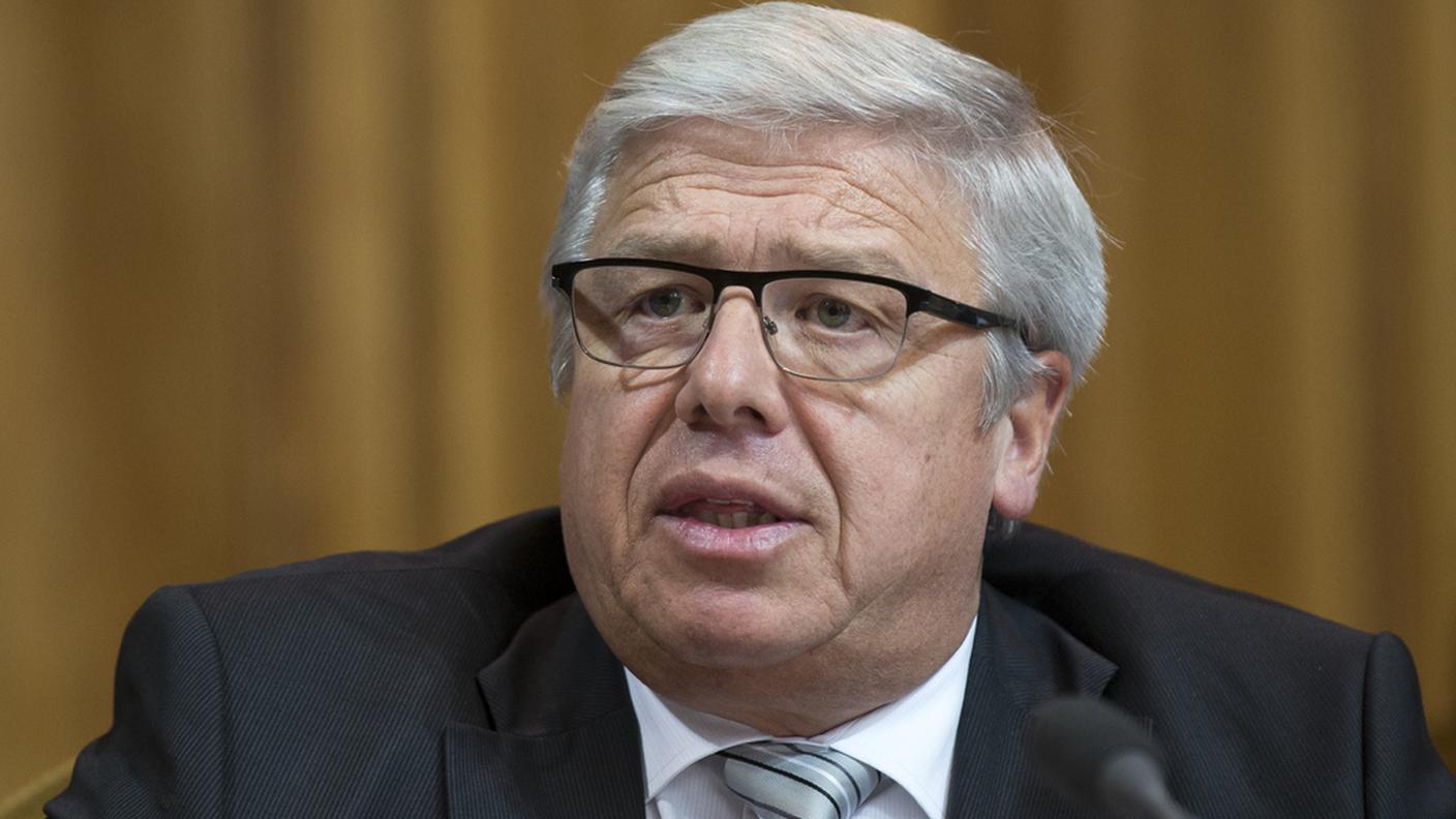 Peter Föhn (UDC/SZ) si è rassegnato alla contrarietà emersa in aula