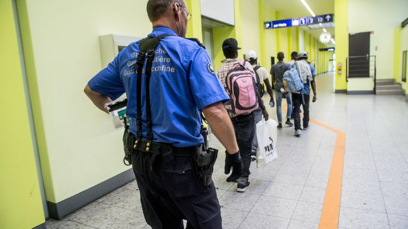 Migranti alla stazione FFS di Chiasso