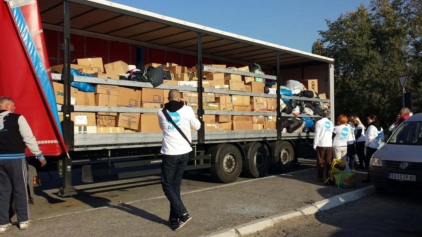 Il camion partito da Chiasso al suo arrivo in Serbia