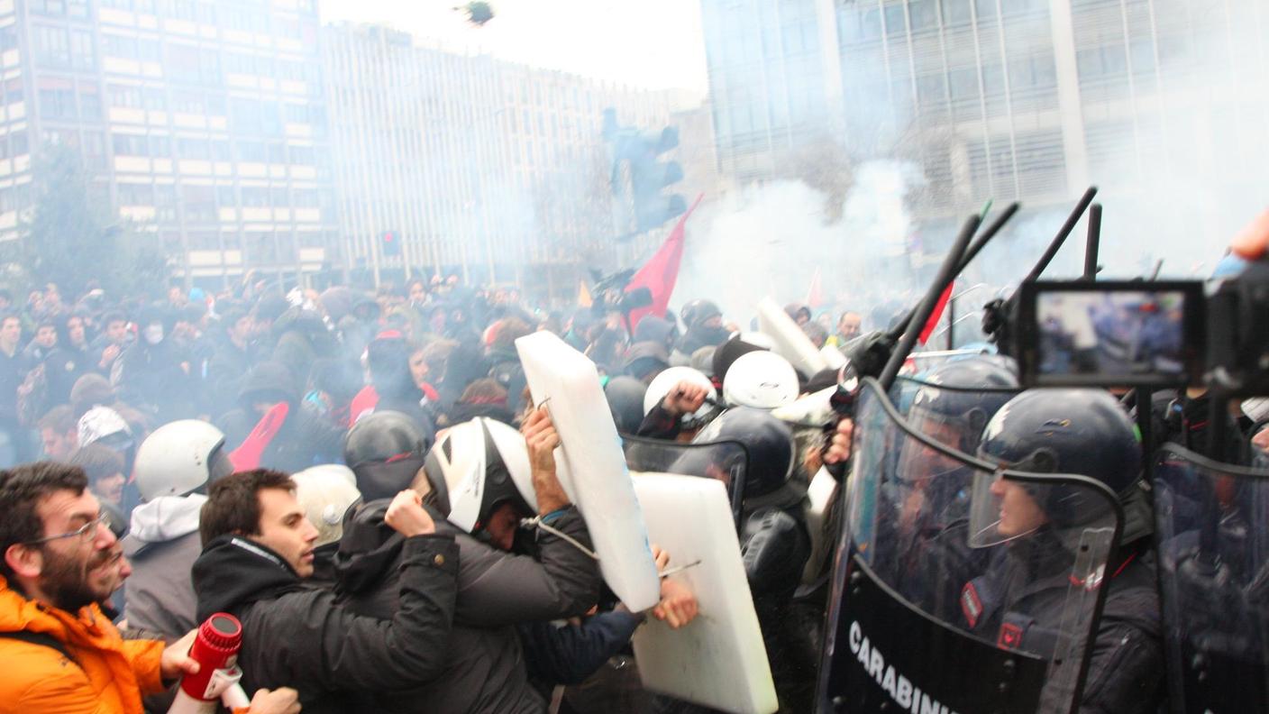 Scontri tra manifestanti e forze dell'ordine