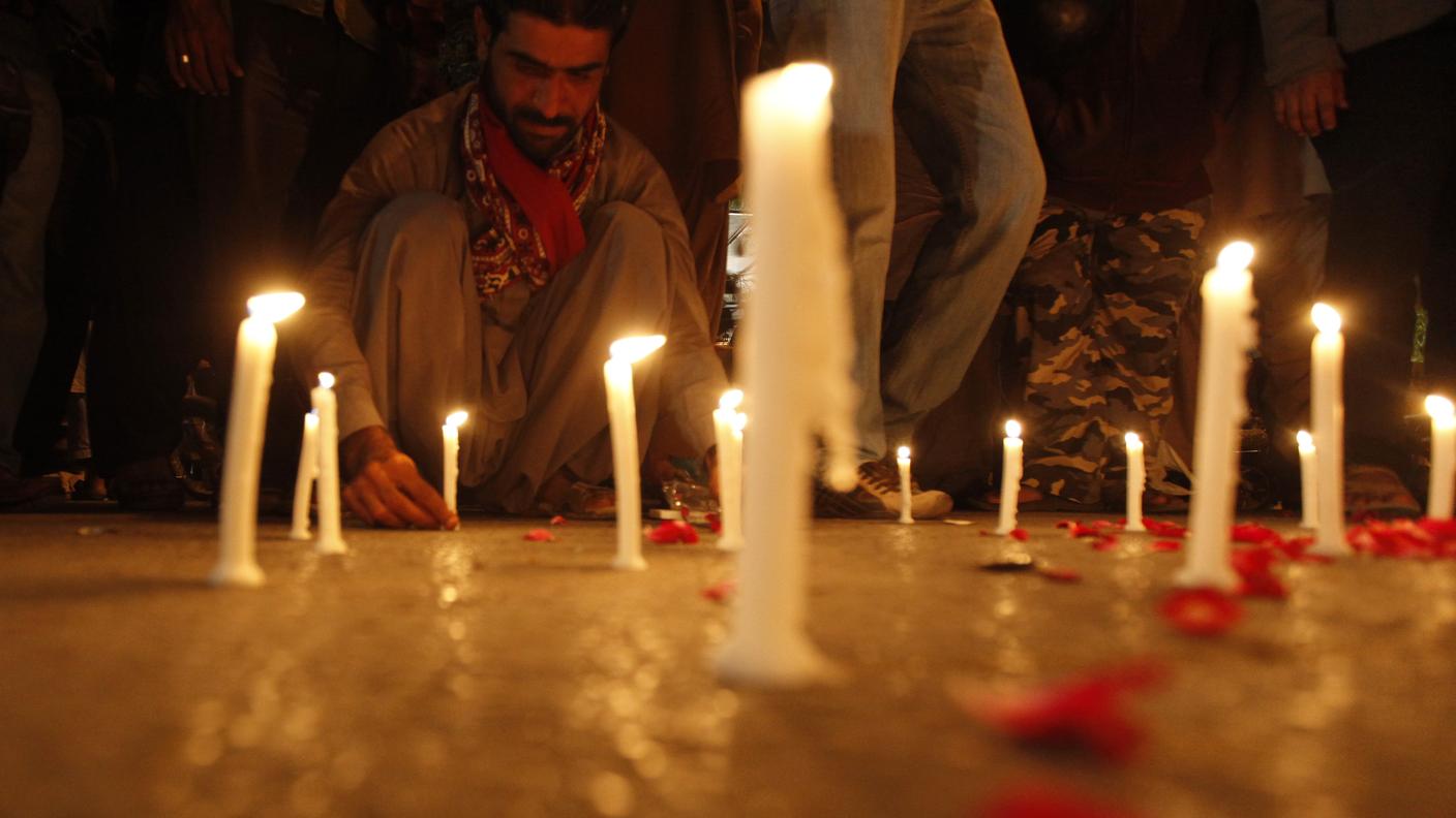 Candele in memoria di ragazzi, insegnanti e soldati uccisi a Peshawar