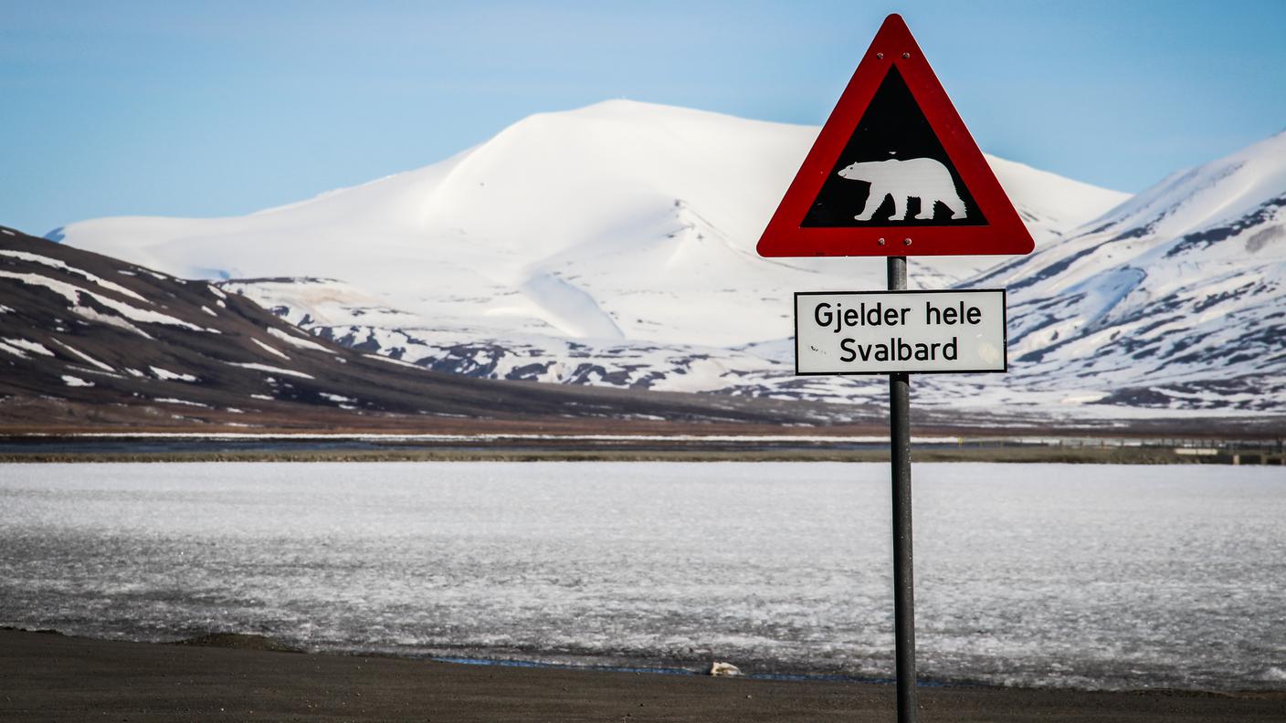 Un cartello segnala il limite metropolitano di Longyearbyen, oltre il quale è necessario essere armati per l'eventuale attacco di un orso