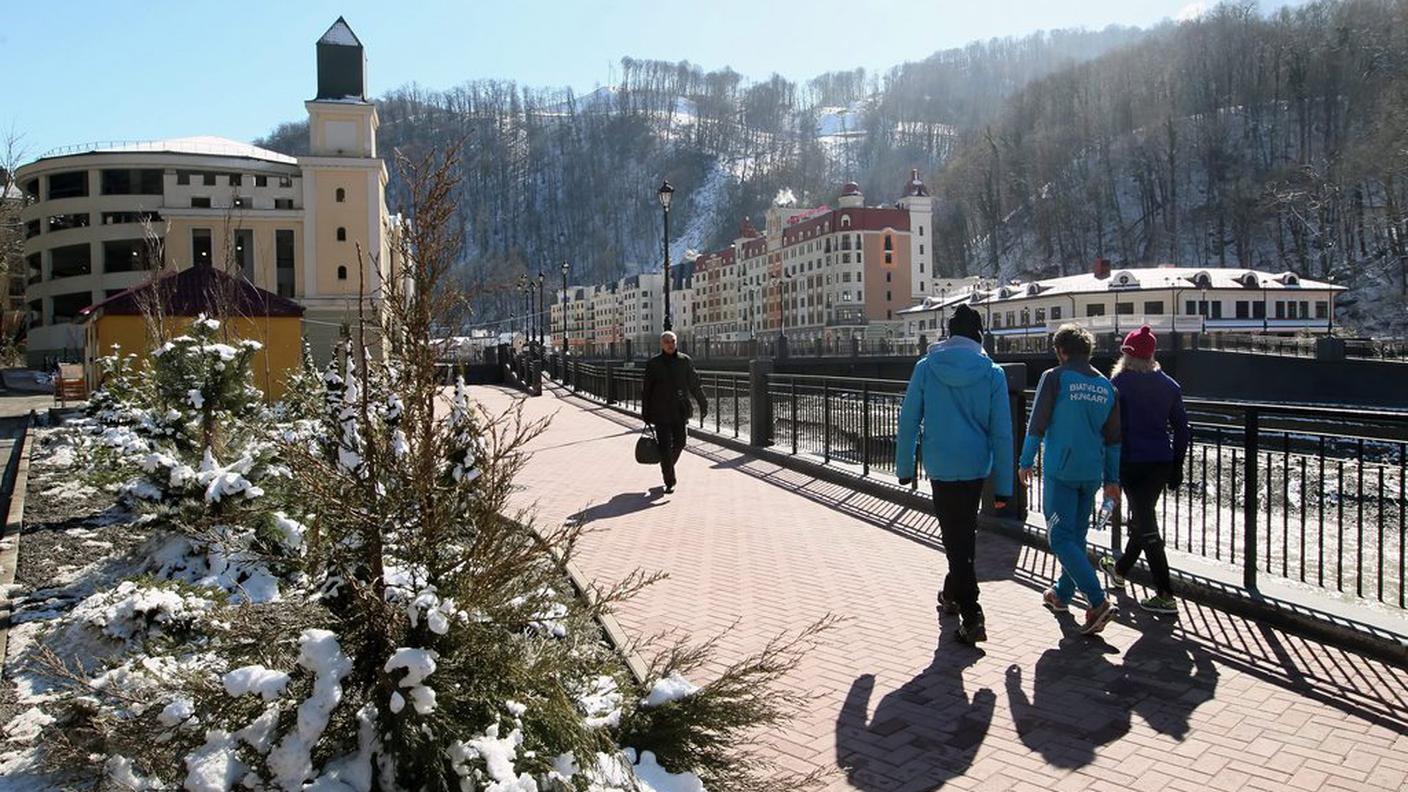 Il viale che porta ad alcuni negozi di Krasnaya Polyana