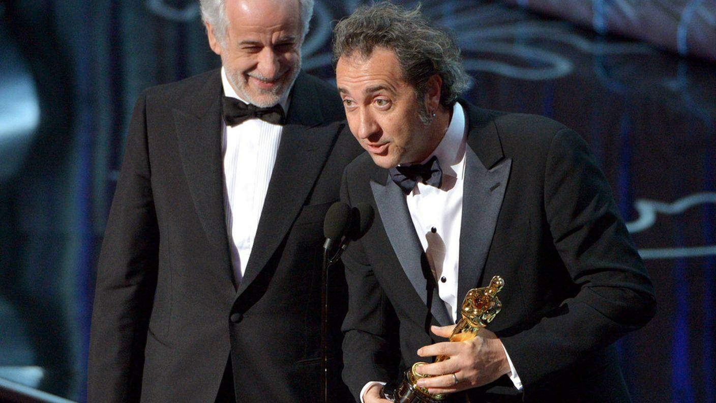 Paolo Sorrentino riceve l'Oscar da Toni Servillo