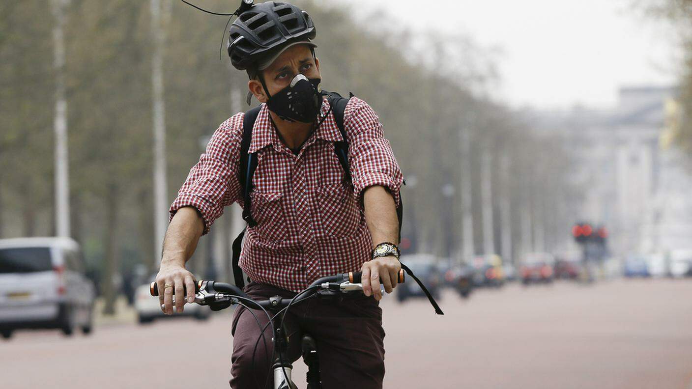 Se più gente si abituasse a viaggiare in bici la mascherina sarebbe inutile