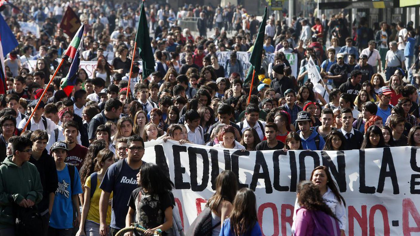 Miglialia di studenti sono scesi in piazza per chiedere la riforma dell'educazione pubblica