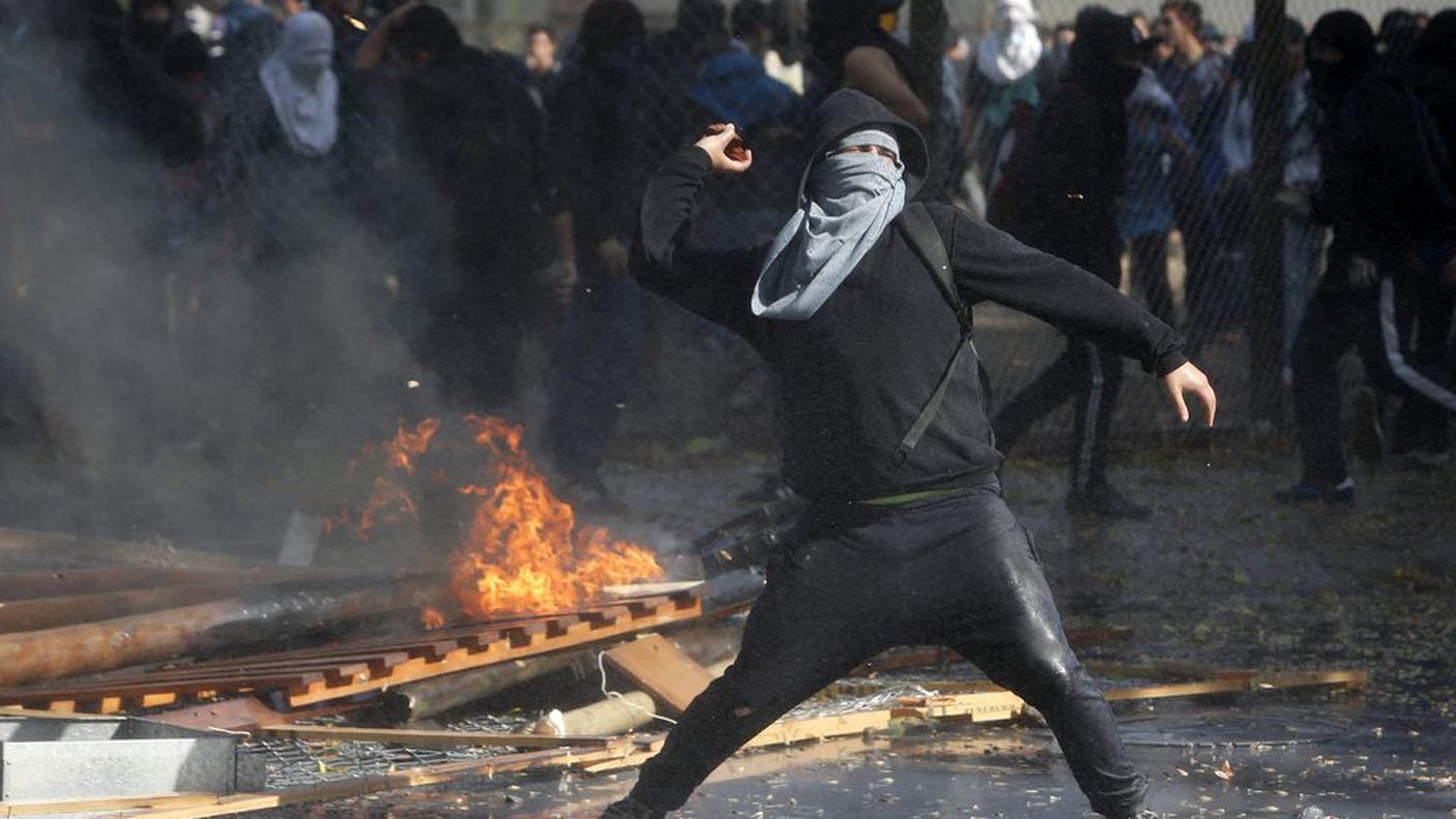 Lanci di pietre da parte dei manifestanti