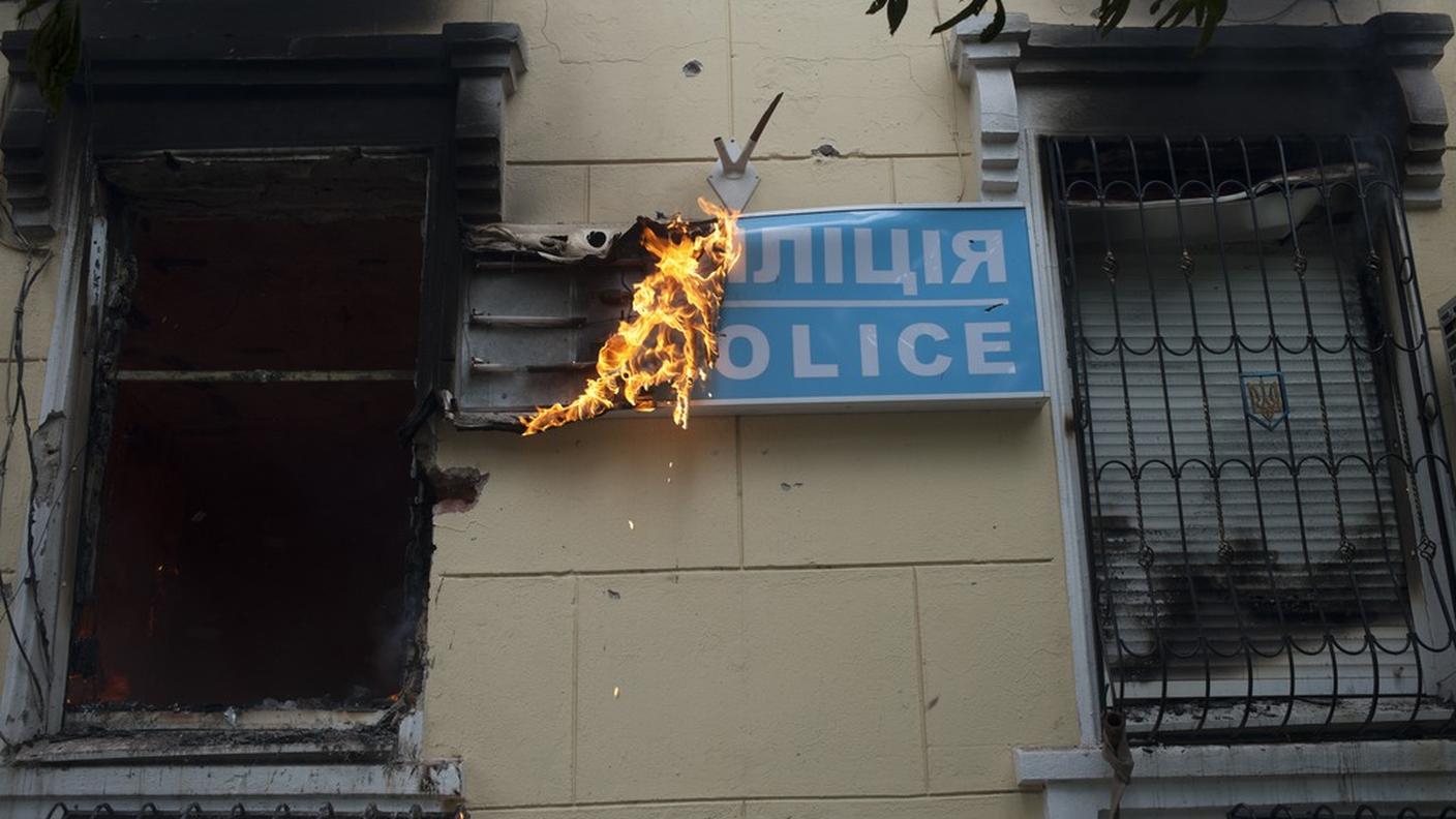 La stazione di polizia distrutta dalle fiamme 