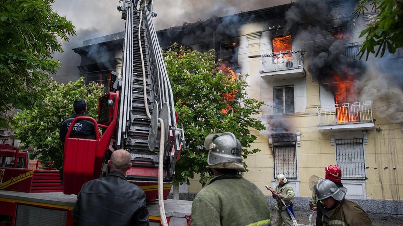 Le operazioni di spegnimento dell'incendio della stazione di polizia di Mariupol