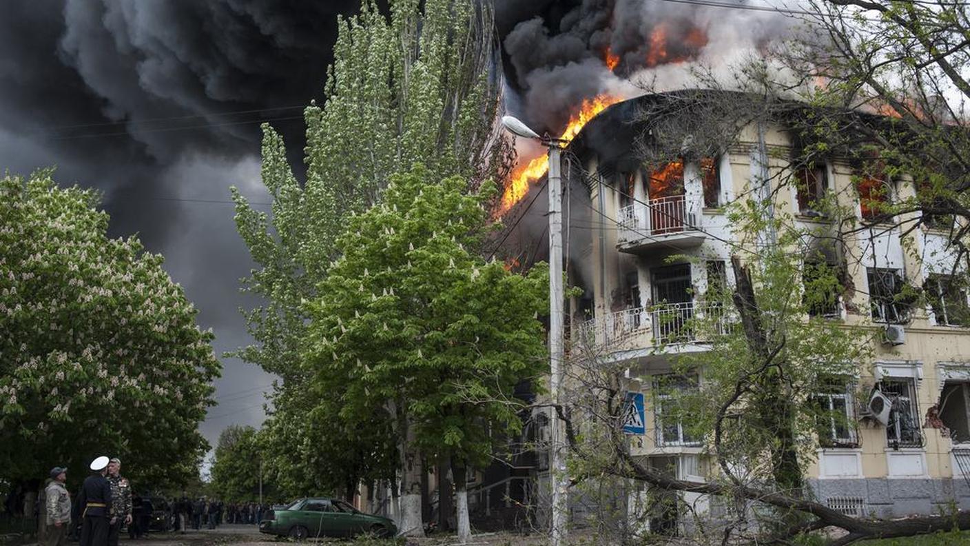 Stazione della polizia di Mariupol in fiamme