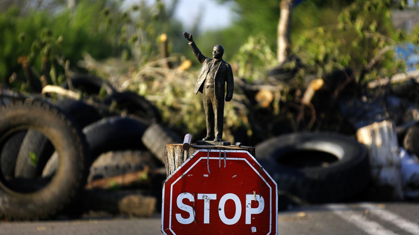 Una statua di Lenin ad un check point di miliziani filo-russi