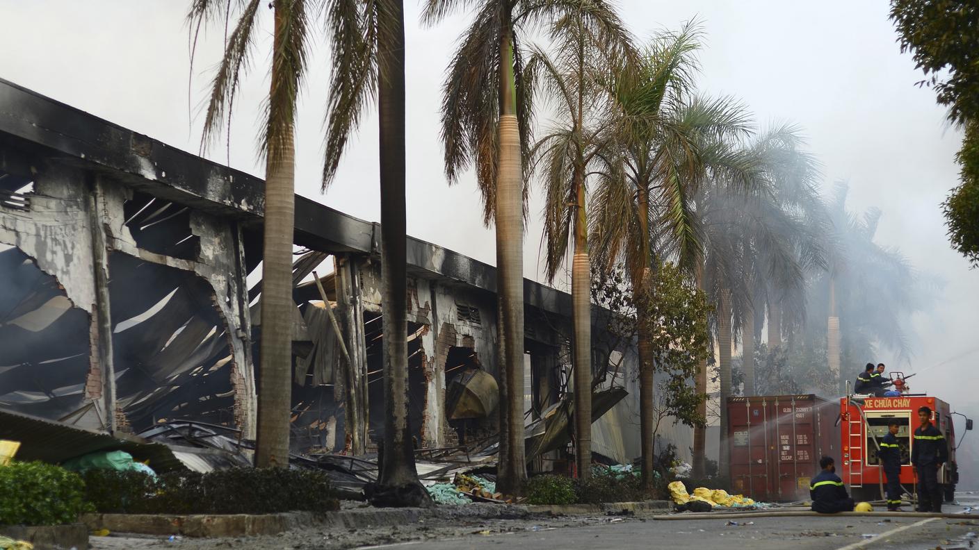 Fabbrica cinese di scarpe completamente distrutta dal fuoco