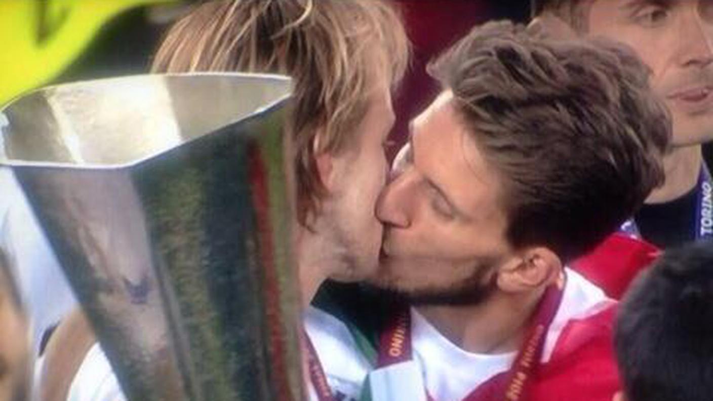 Il bacio fra Rakitic e Carriço immortalato dai fotografi