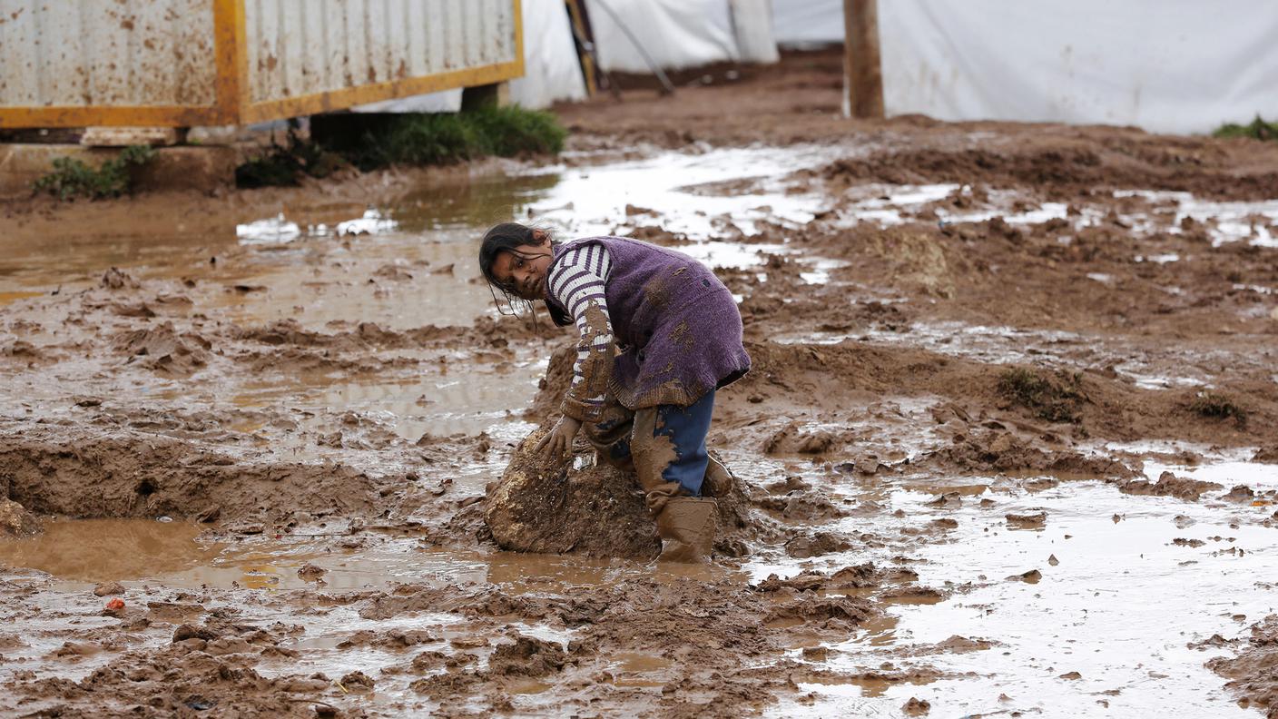 Una ragazza nel campo profughi di Bab as Salam, al confine con la Turchia