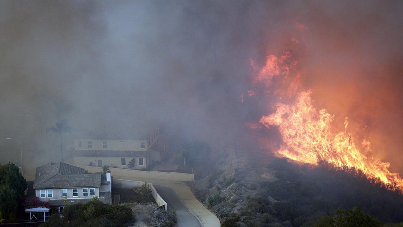Il fuoco si avvicina alle abitazioni