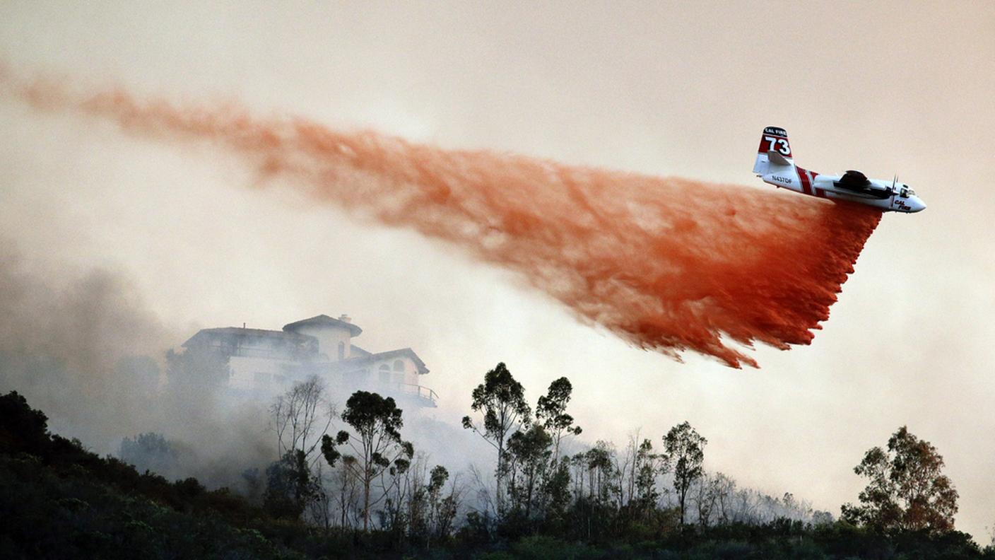 Un aeroplano tenta di spegnere gli incendi