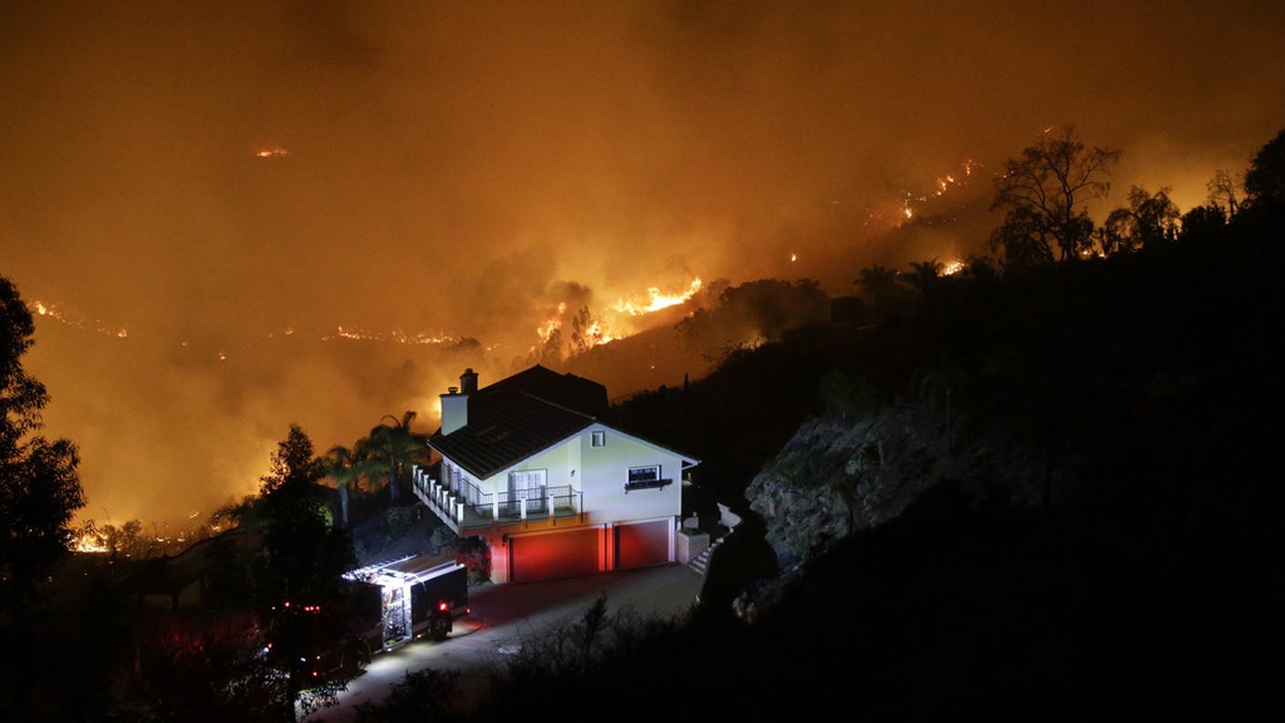 Gli incendi si sono verificati vicino alle abitazioni 