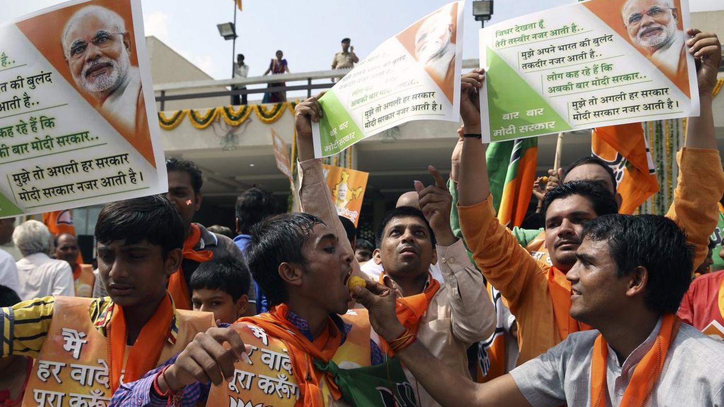 I festeggiamenti sono iniziati davanti alla sede del partito indù nazionalista del Bharatya janata party (Bjp) a New Delhi. Migliaia di persone si sono radunate sventolando bandiere arancioni e effigi del fiore di loto, simbolo del partito. 