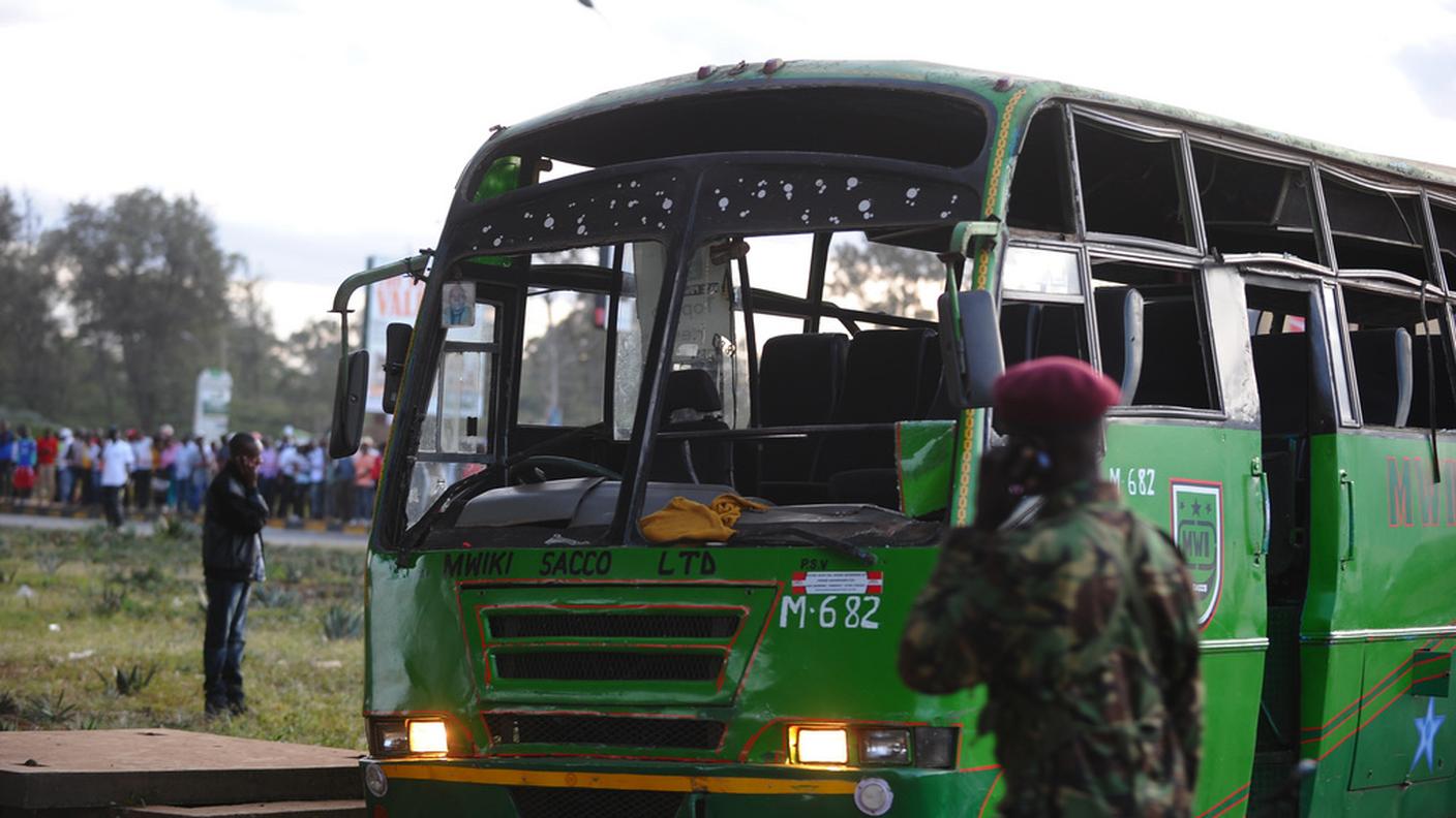 Un bus danneggiato da un'esplosione il 4 maggio a Nairobi