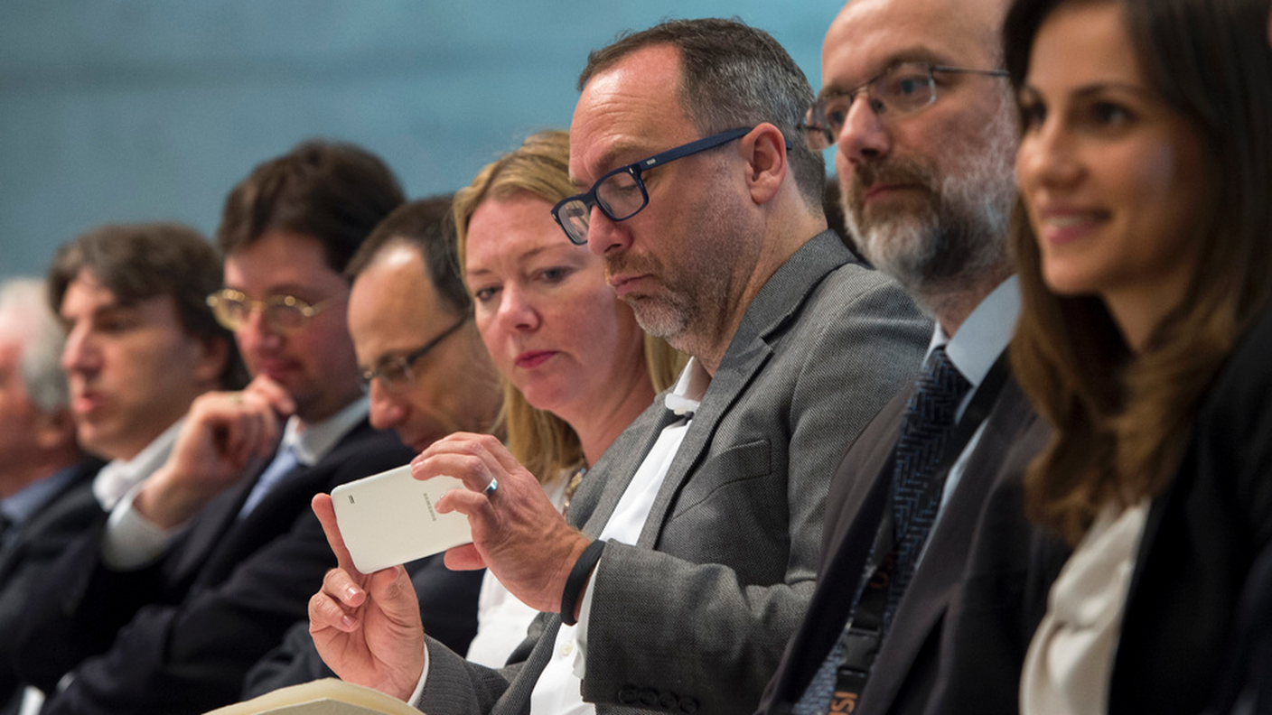 Jimmy Wales (al centro con il telefono)