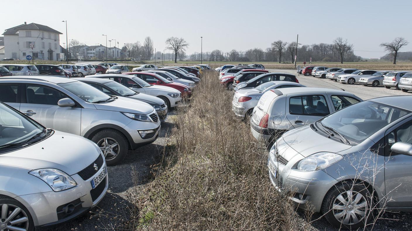 Auto di frontalieri al confine: i ginevrini non vogliono mettere mano al portafogli