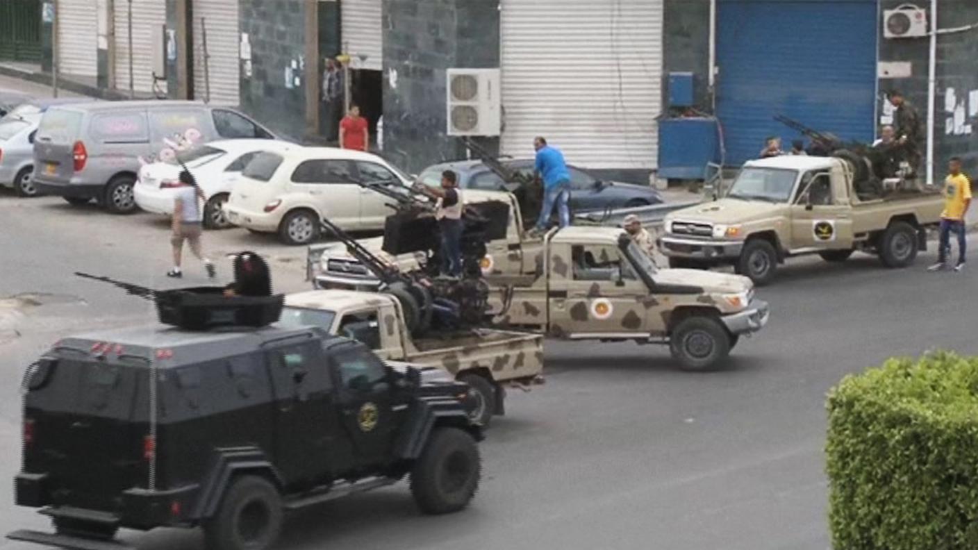 Miliziani armati nelle strade di Tripoli