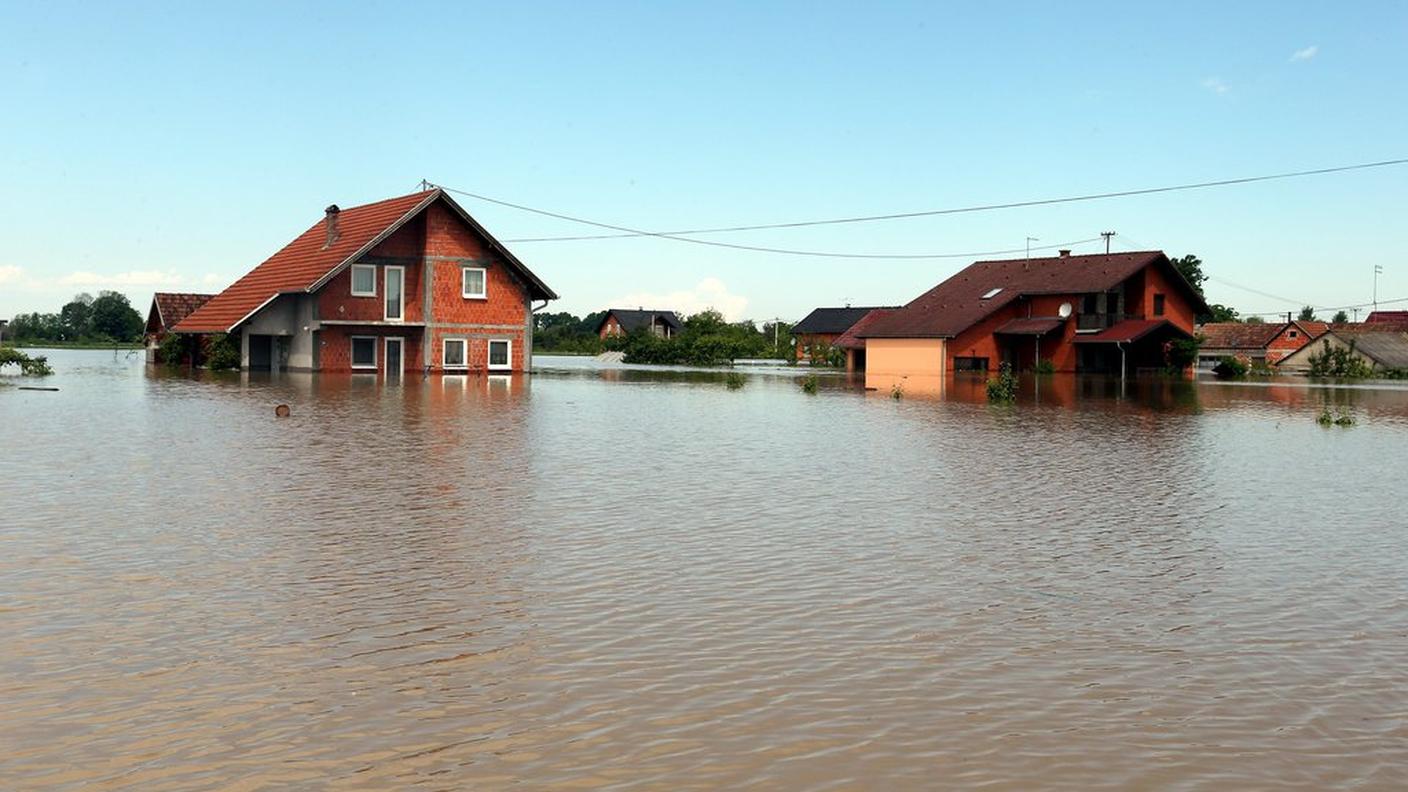 Case ancora sommerse martedì a Orasje, in Bosnia