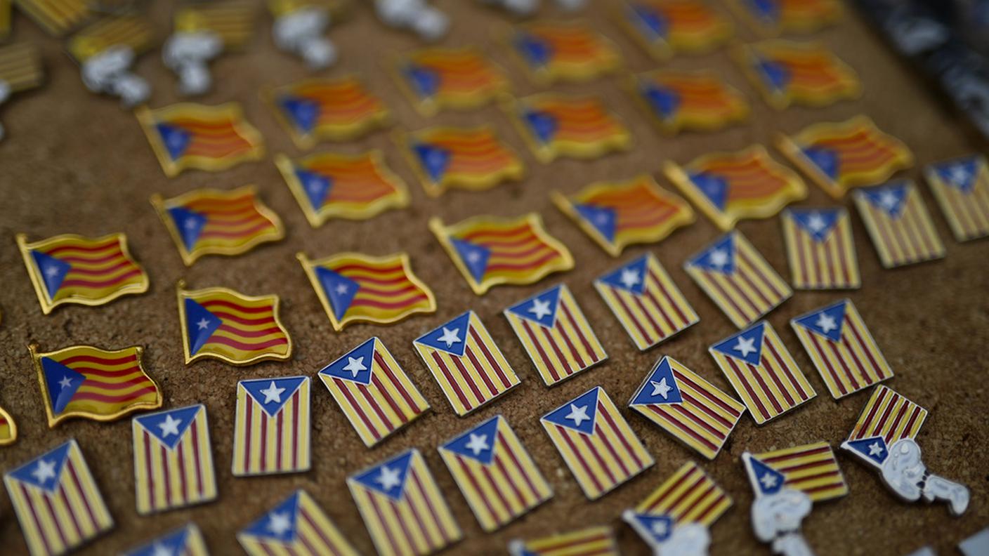 Pin con la "Estelada", simbolo dell'indipendenza catalana