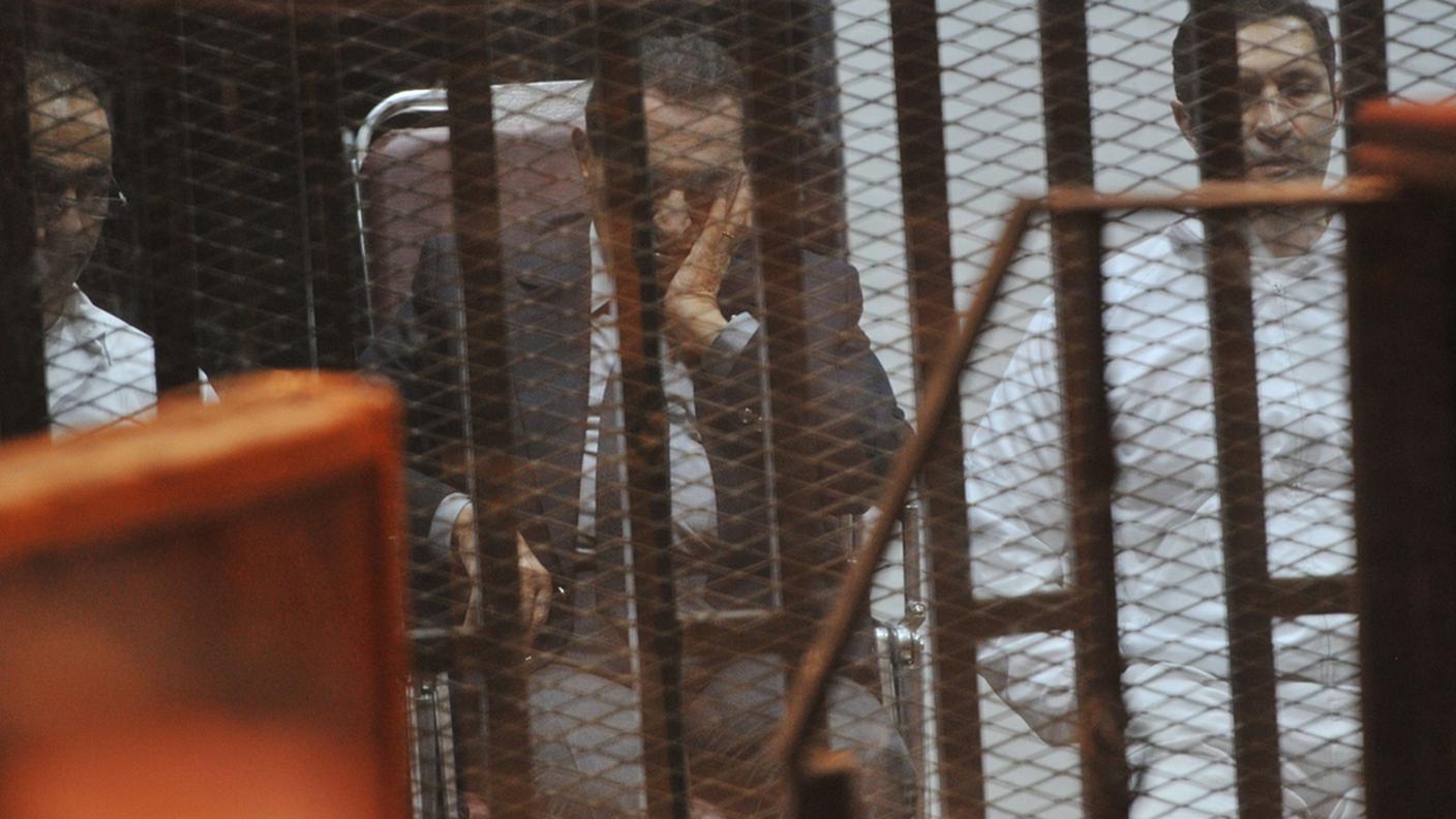 Hosni Mubarak in compagnia dei figli durante il processo