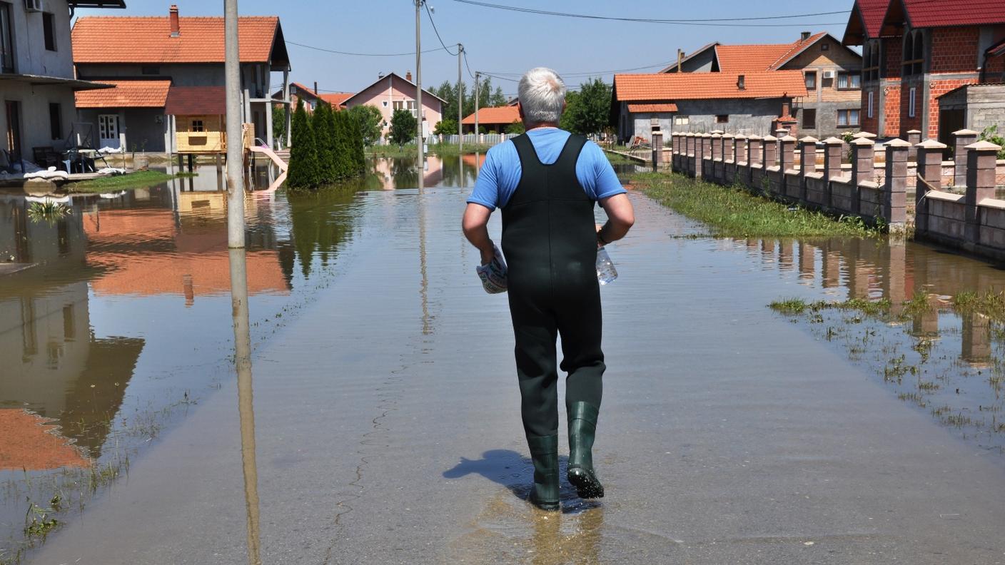 Il signor Gligic si incammina verso la casa dei suoi genitori, ancora sommersa da un metro di acqua  (Emiliano Bos)