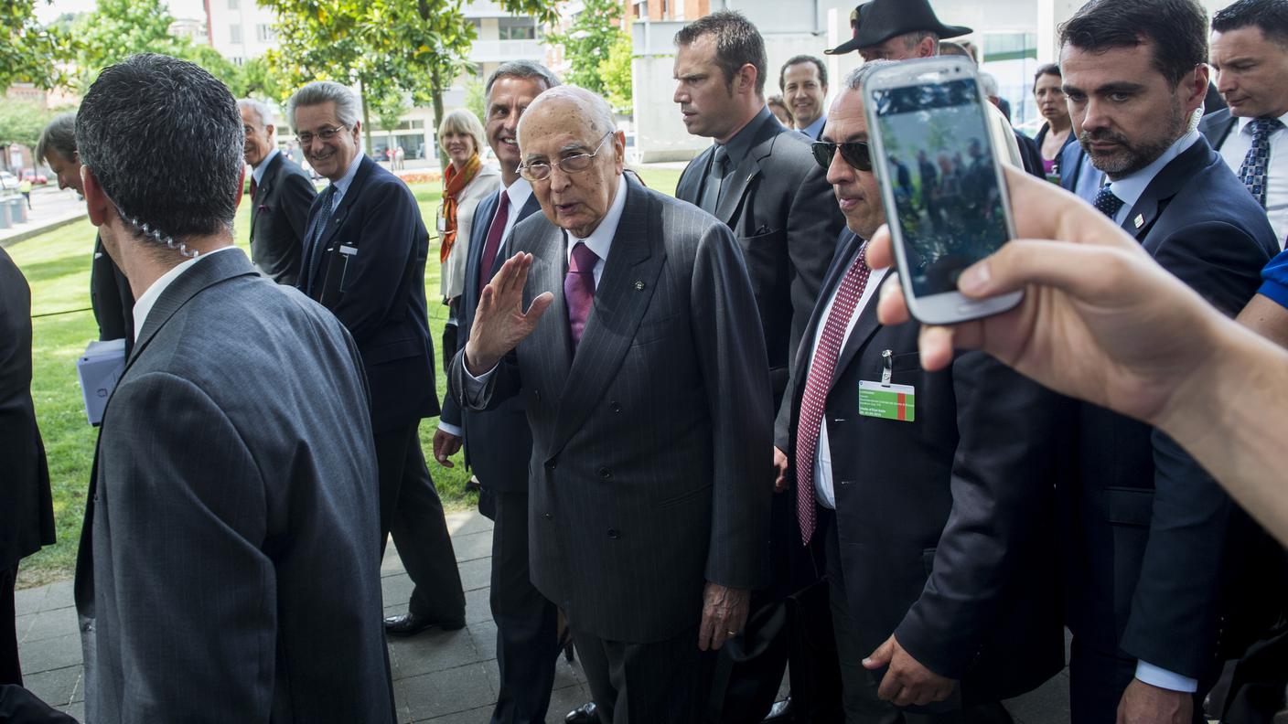 Giorgio Napolitano all'uscita dall'USI