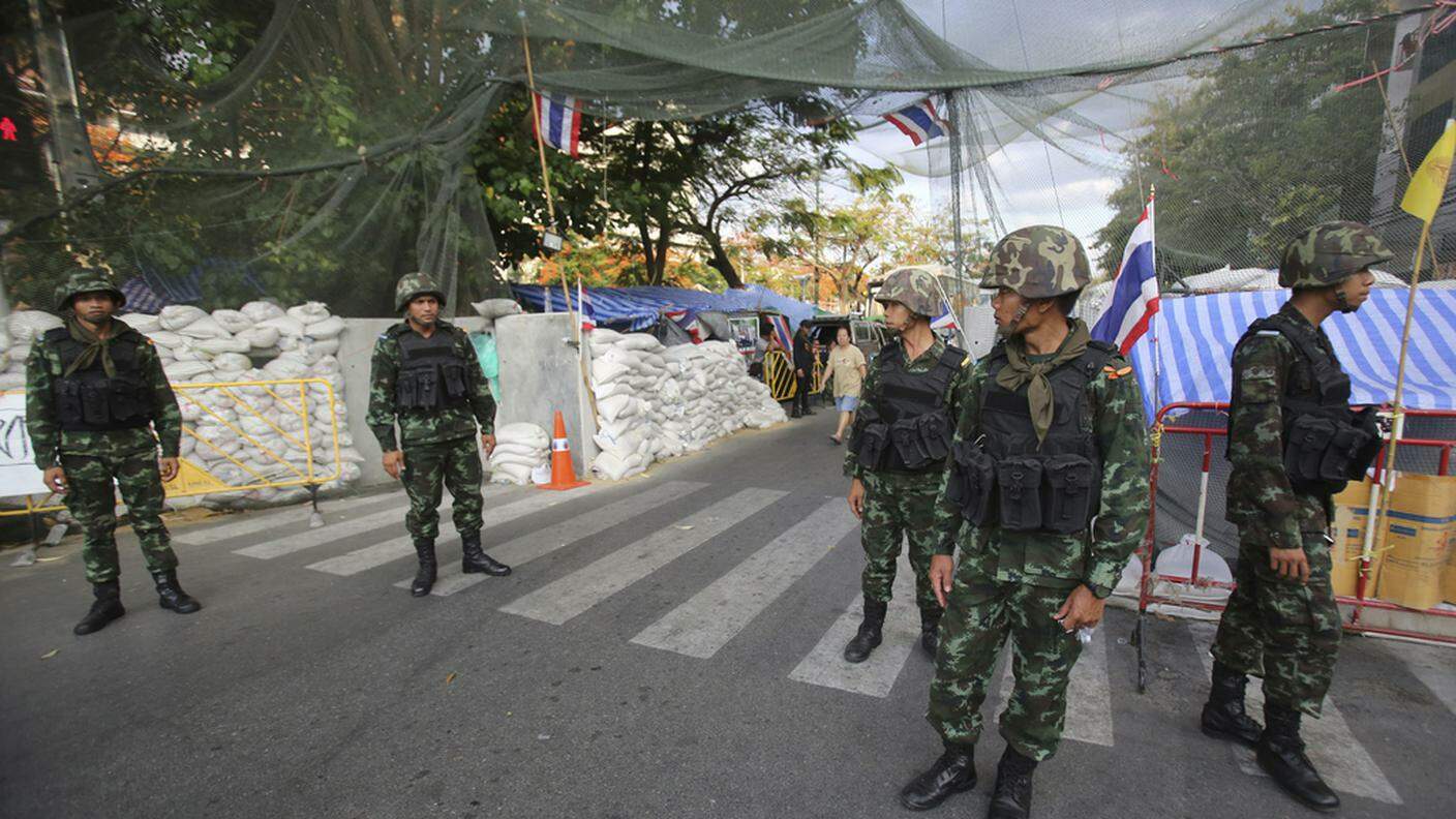 Soldati thailandesi sorvegliano un accampamento di manifestanti antigovernativi