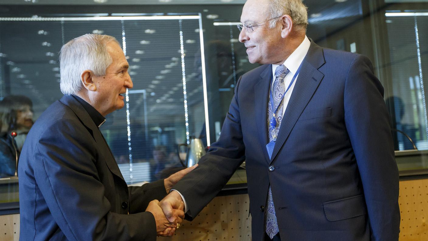 Il nunzio apostolico Silvano Tomasi e il presidente del comitato contro la tortura Claudio Grossmann, prima dell'audizione del 5 maggio