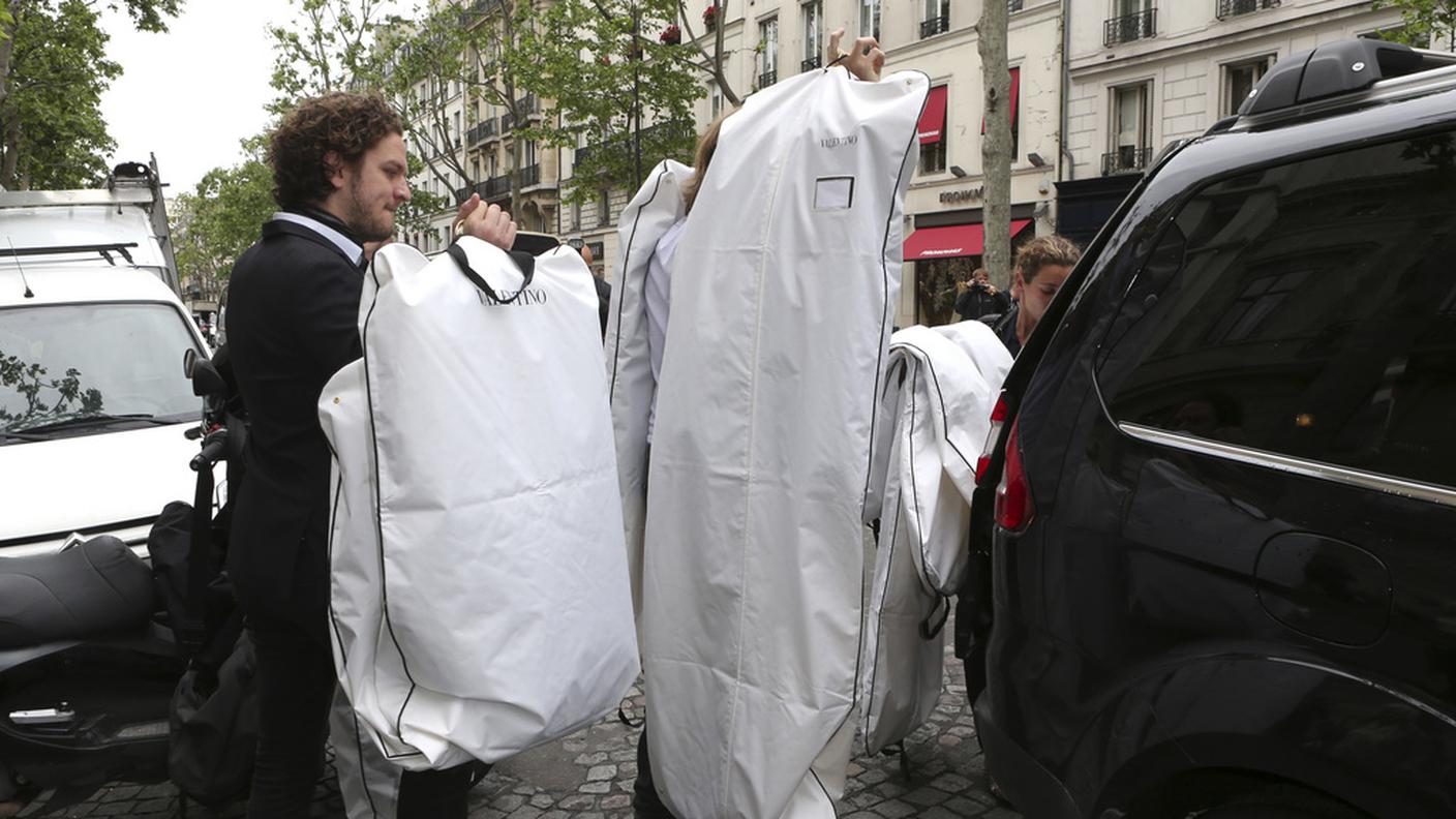 Impiegati di Valentino lasciano casa West a Parigi, con gli abiti provati dallo sposo
