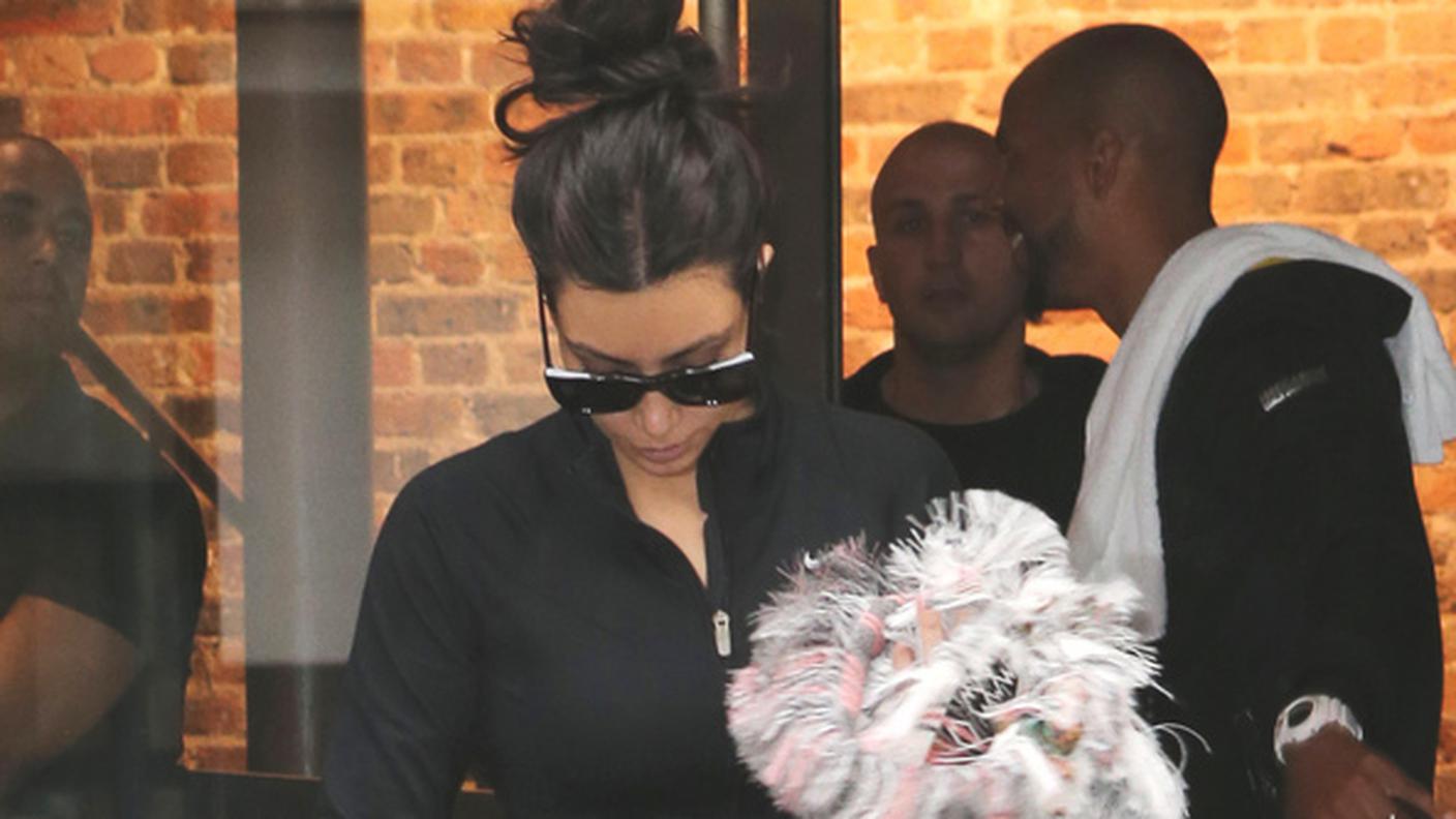 La Kardashian all'uscita di un'esclusiva palestra parigina: conosciuta per le sue forme, ha voluto arrivare in forma alle nozze