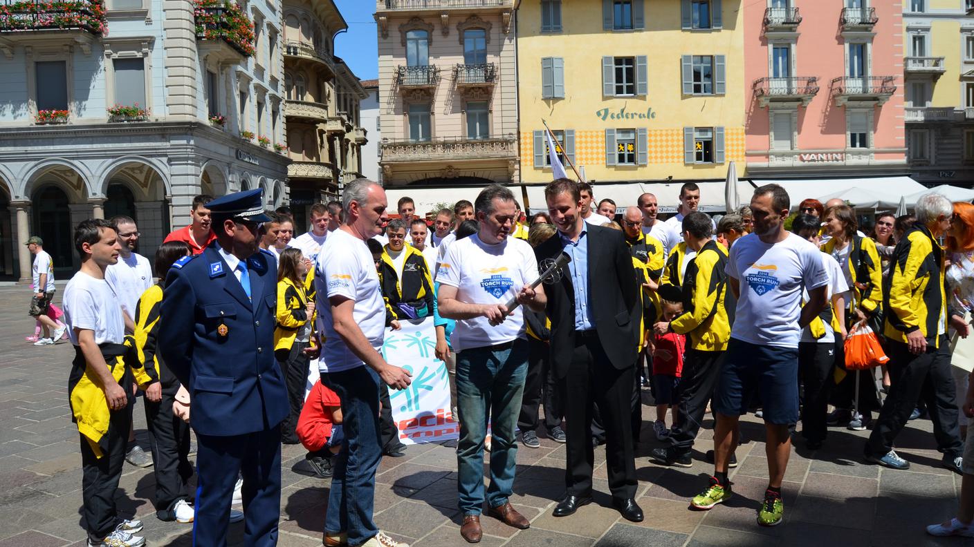 La torcia a Lugano con il municipale Michele Bertini e il comandante Roberto Torrente