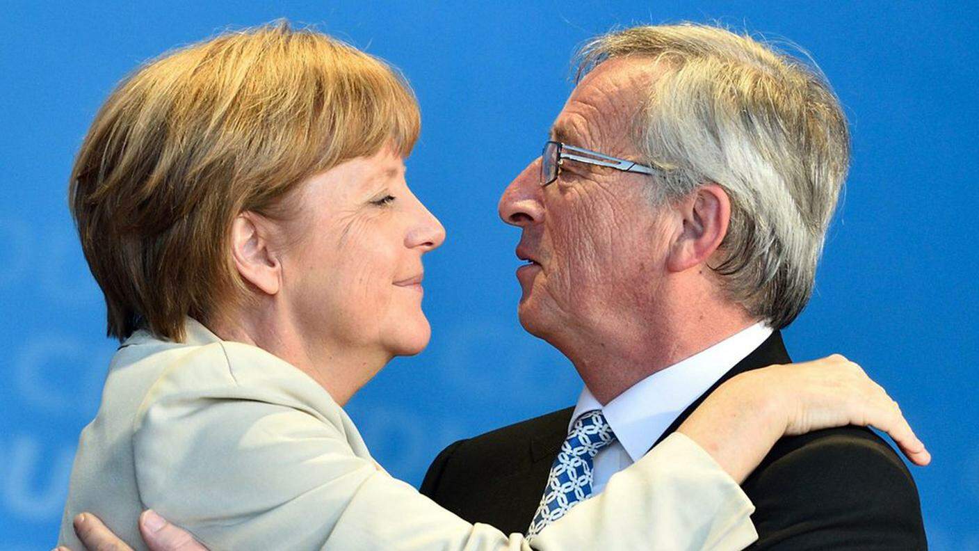 Angela Merkel sostiene Jean-Claude Juncker 