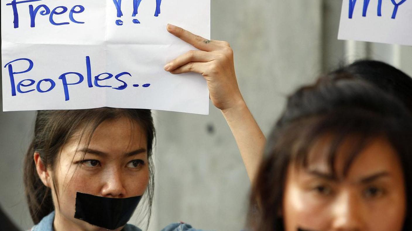 Bangkok, manifestanti protestano contro colpo di stato e censura 
